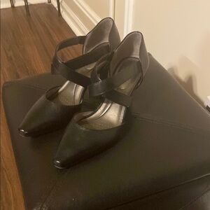 Life Stride Black Pointed-Toe Heels
